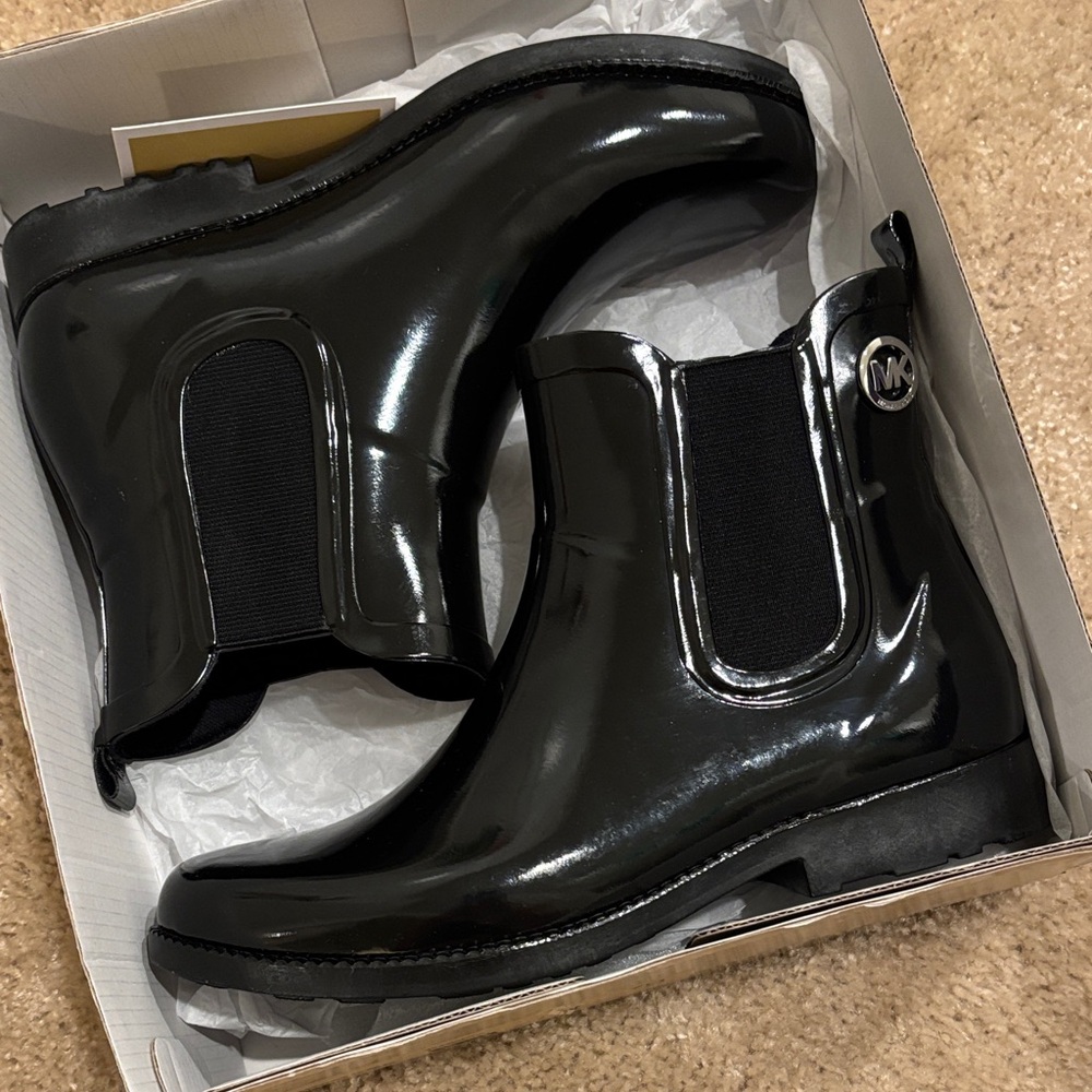 New in box Michael Kors Charm Rainbootie